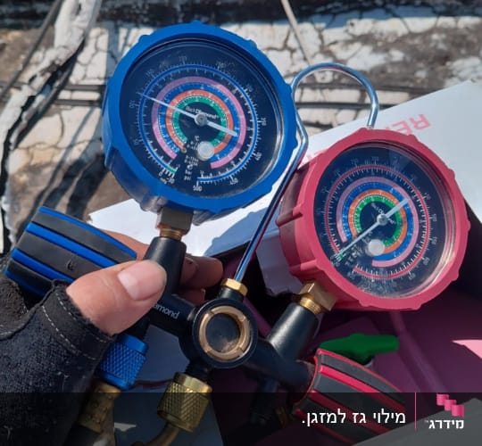 מד לחץ כחול ואדום על רקע גג